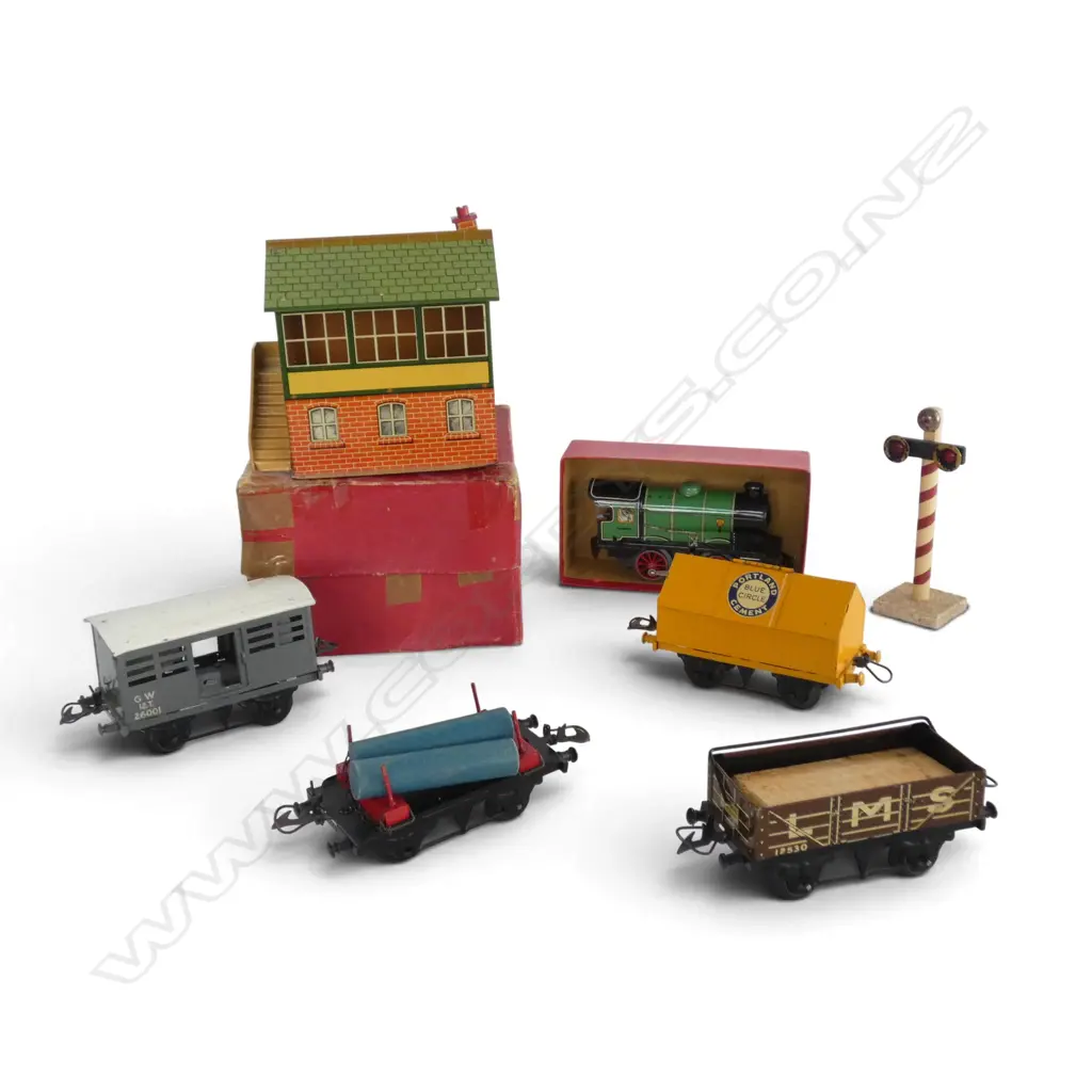 5 VINTAGE BOXED HORNBY TRAIN TRUCKS/WAGONS, LOCOMOTIVE M1 & No.2 SIGNAL CABIN Image 1++