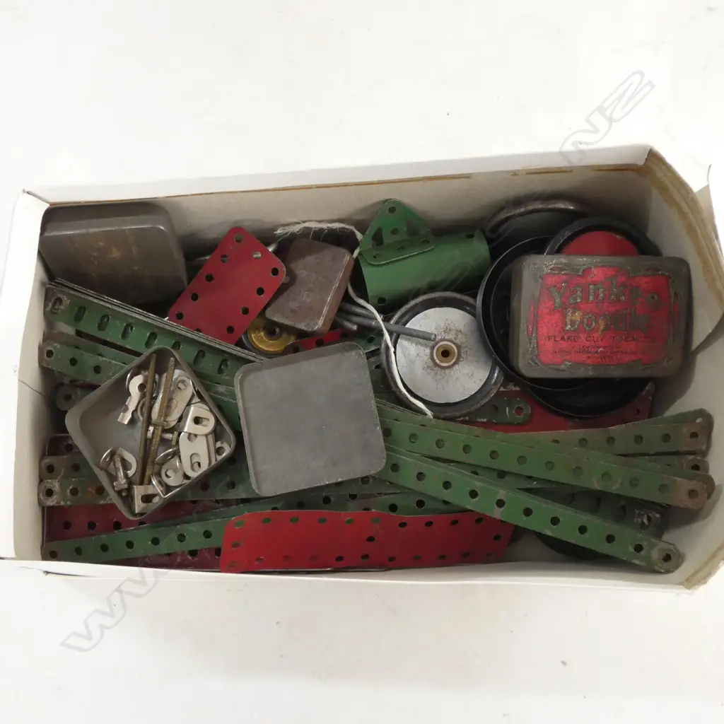 BOX OF ASST. MECCANO PARTS  Image 1++