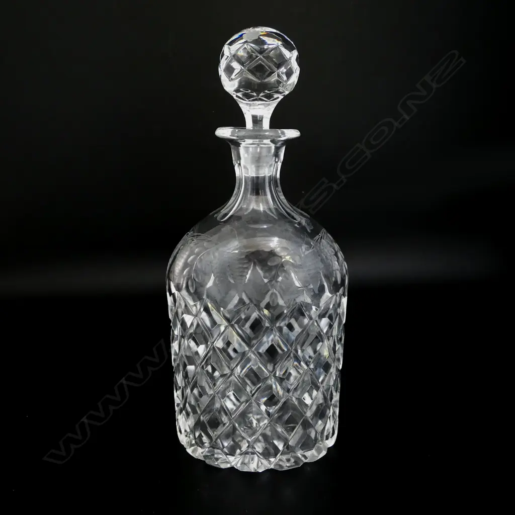 CUT CRYSTAL DECANTER Image 1++