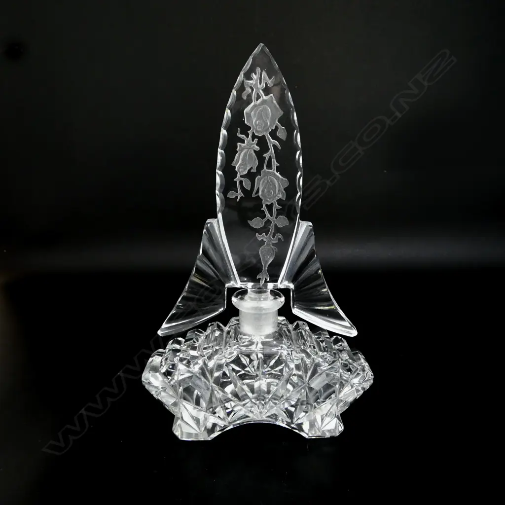 CUT CRYSTAL SCENT BOTTLE Image 1++