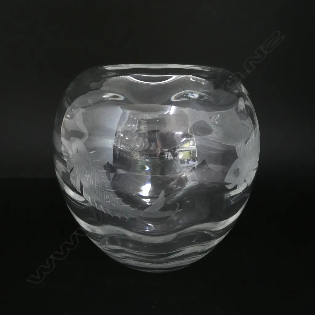 CRYSTAL VASE w. FISH DESIGN H.200mm Image 1++