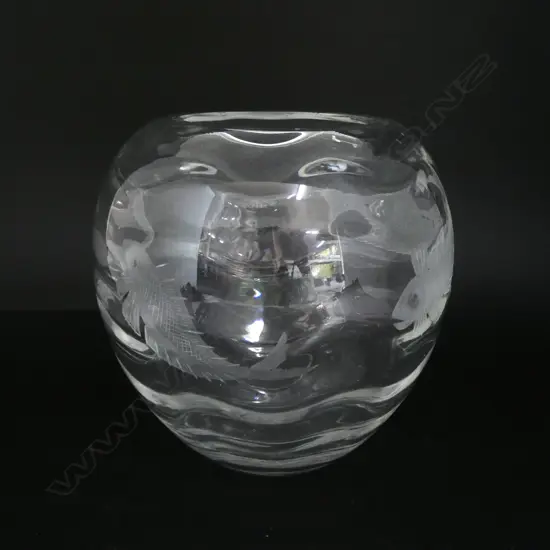 CRYSTAL VASE w. FISH DESIGN H.200mm