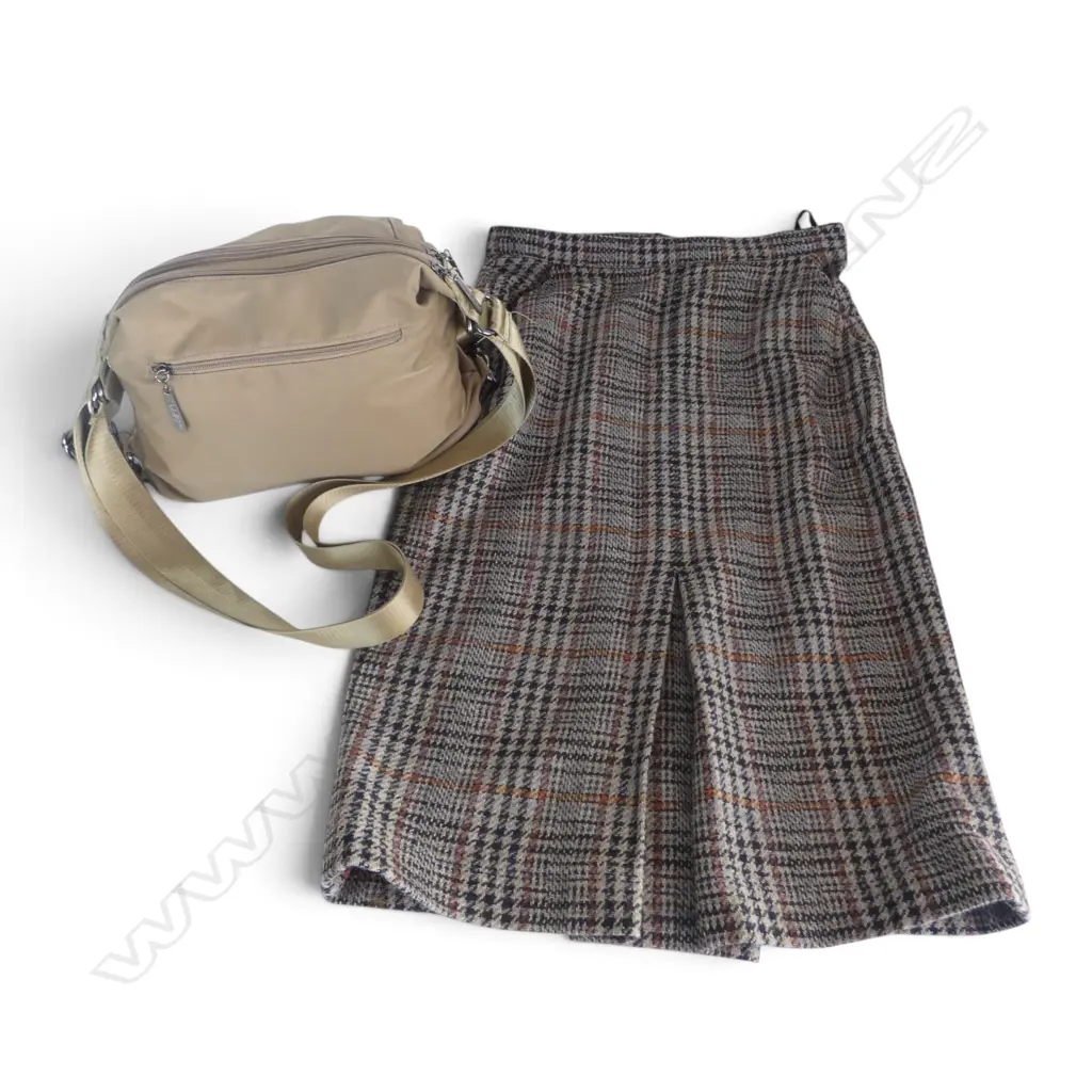 WOOLEN CHECK SKIRT (size 12) WITH POCKETS & SAN MICHELE SAND FABRIC BAG (250 X 350MM) Image 1++
