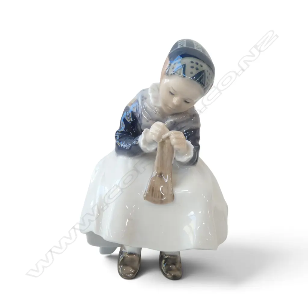 ROYAL COPENHAGEN #1314 GIRL KNITTING H.150mm Image 1++