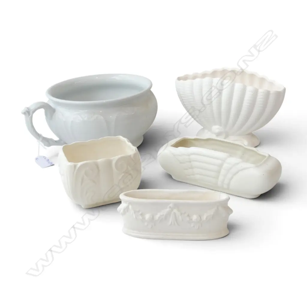 5 WHITE CERAMICS; POTTY, 4 VASES (1 CROWN LYNN w. HAIRLINE) Image 1++