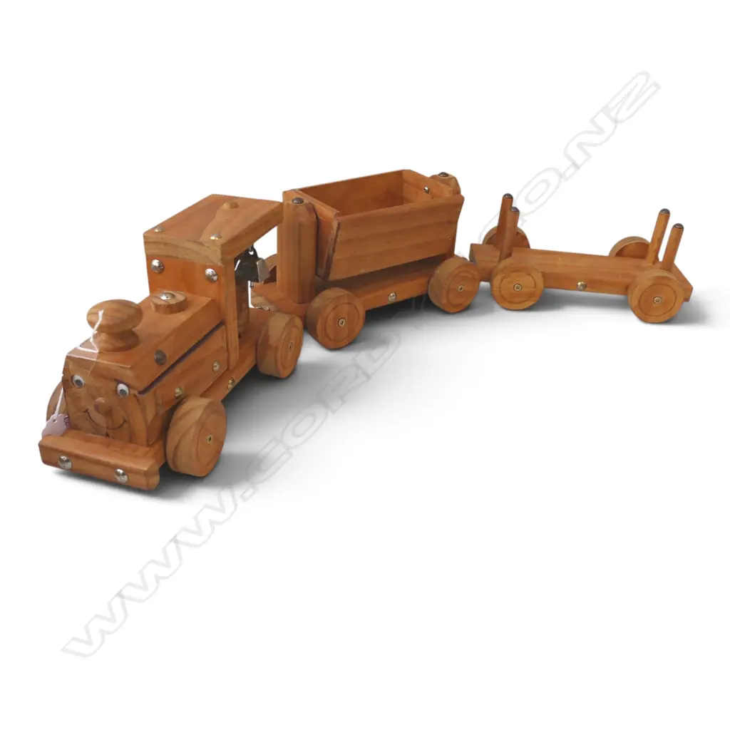 WOODEN TOY TRAIN w. 2 CARRIAGES Image 1++