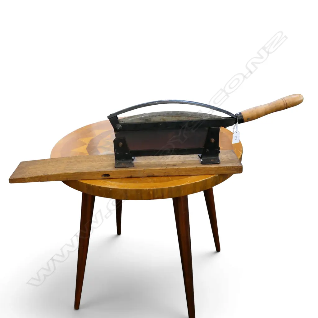 FLOWER STEM CUTTER MOUNTED TO WOODEN BOARD L.830mm Image 1++