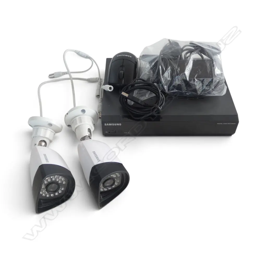 2 SAMSUNG DIGITA SECURITY CAMERAS w. RECORDER  Image 1++