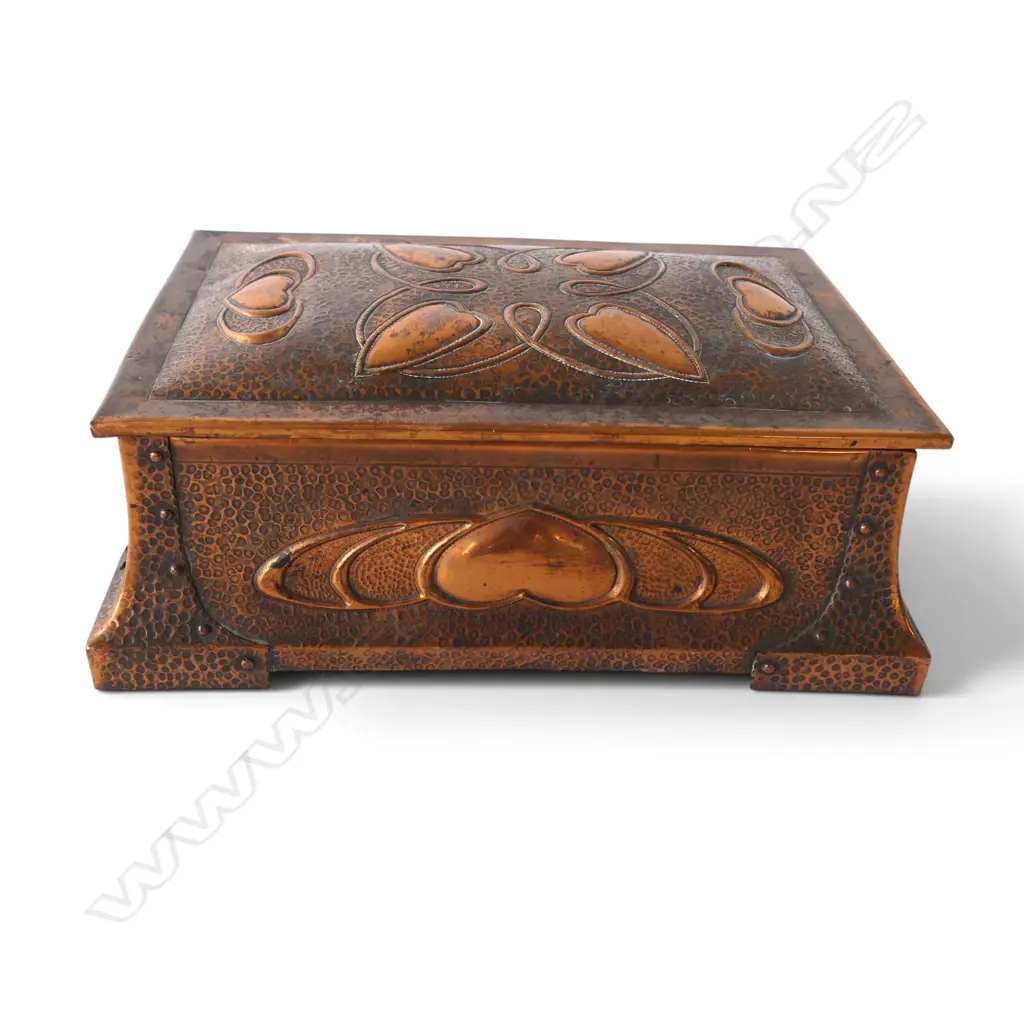 LARGE ARTS & CRAFTS HAMMERED COPPER BOX, VELVET LINED, REPOUSSE HEART MOTIFS, C.1900, W.365mm, D.220mm, H.125mm Image 1++