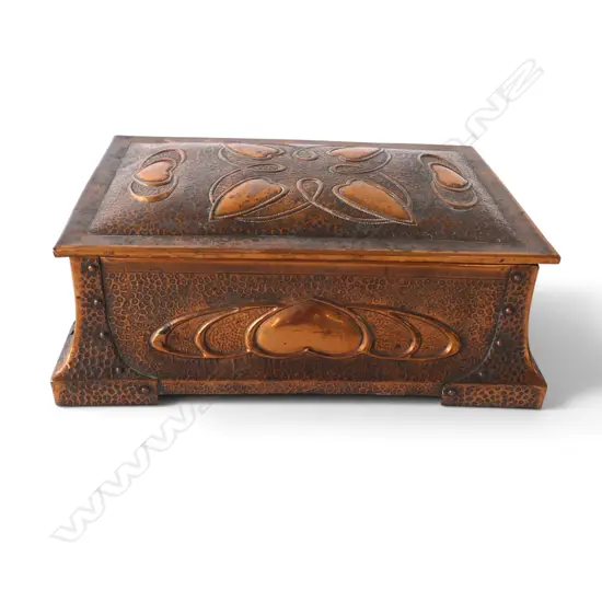 LARGE ARTS & CRAFTS HAMMERED COPPER BOX, VELVET LINED, REPOUSSE HEART MOTIFS, C.1900, W.365mm, D.220mm, H.125mm