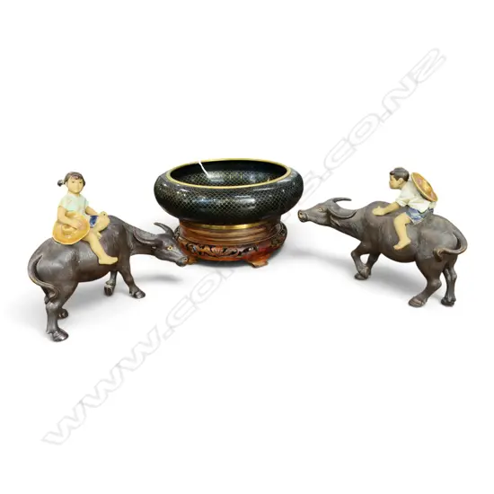 CLOISONNE BOWL ON STAND H.120mm + 2 CHILDREN ON OX