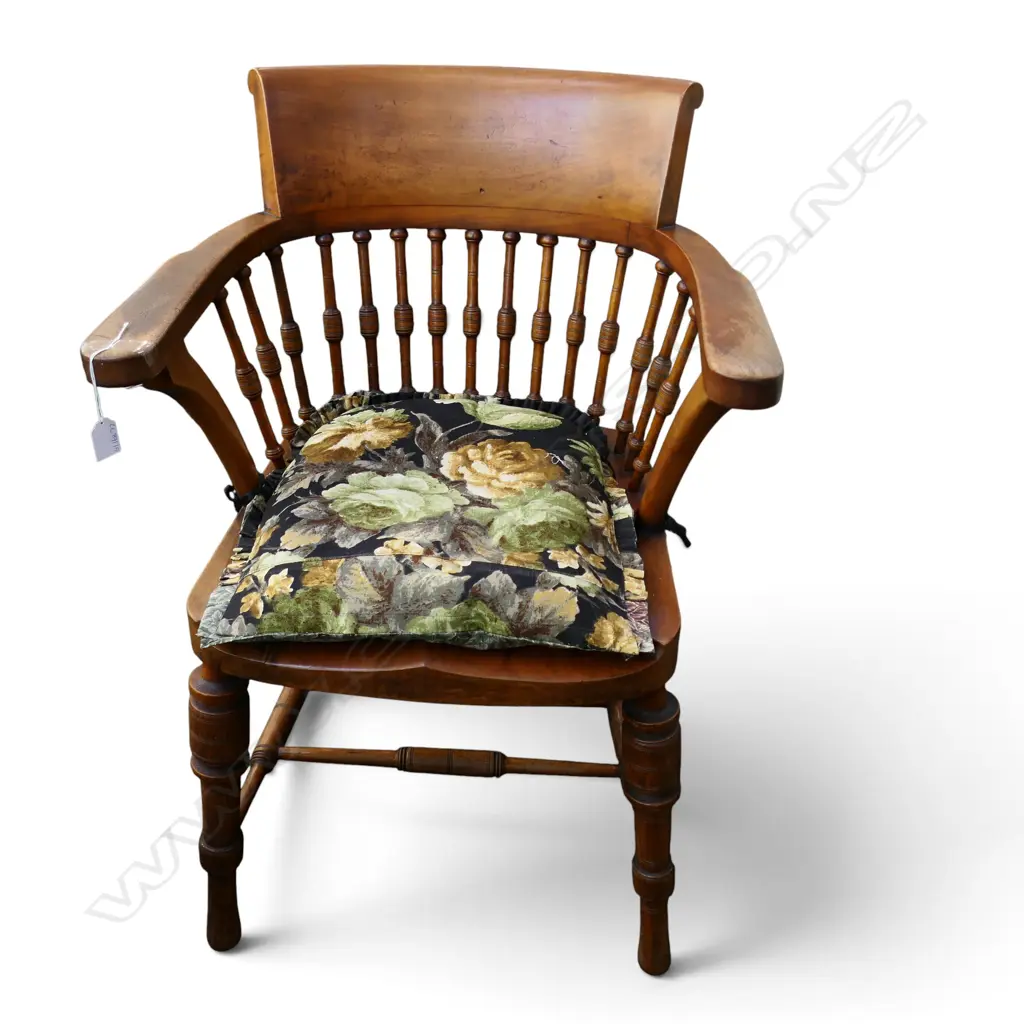 SPINDLE BACK CHAIR Image 1++
