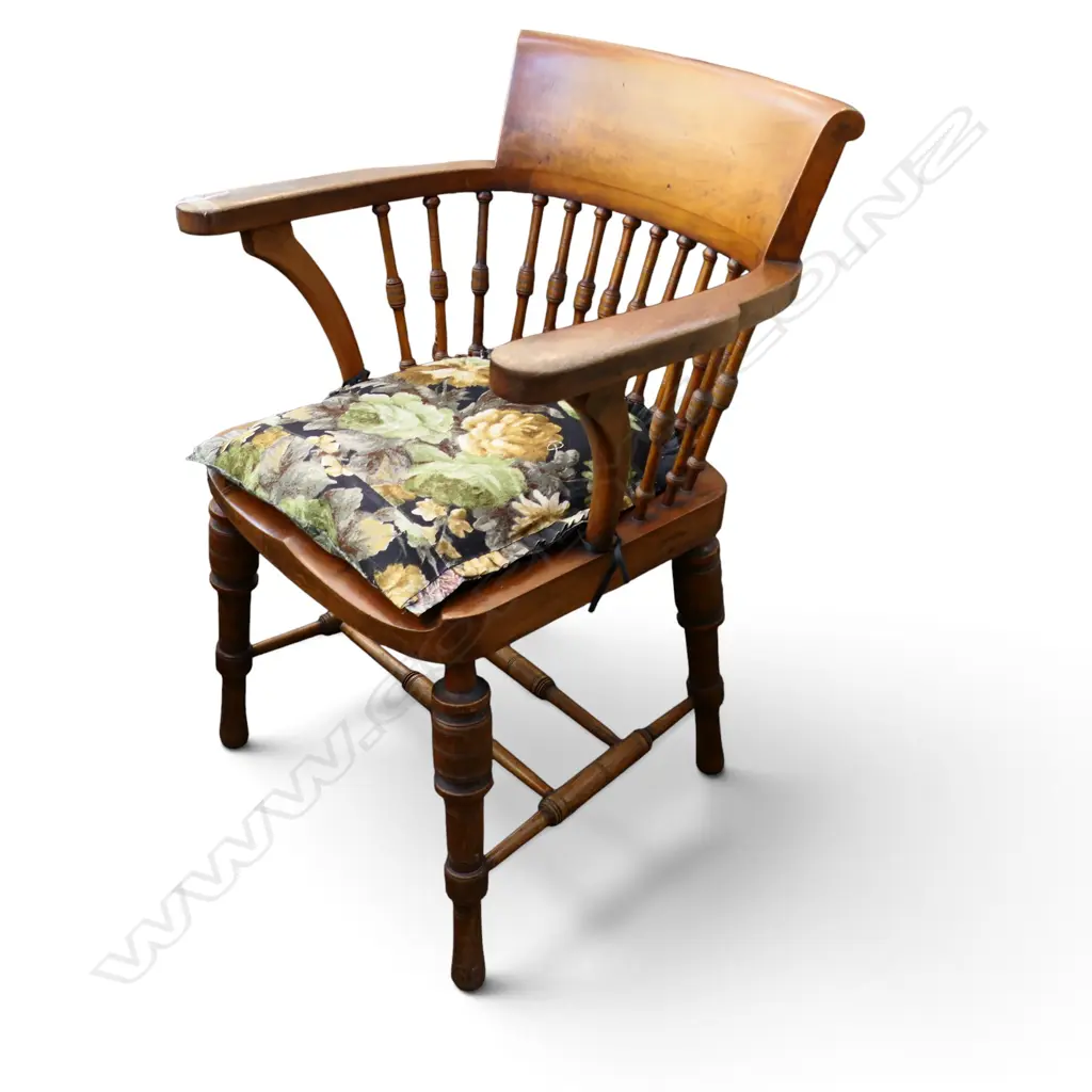 SPINDLE BACK CHAIR Image 1++
