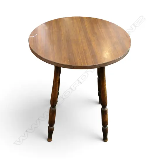 TABLE w. FAUX WOOD TOP H.725mm