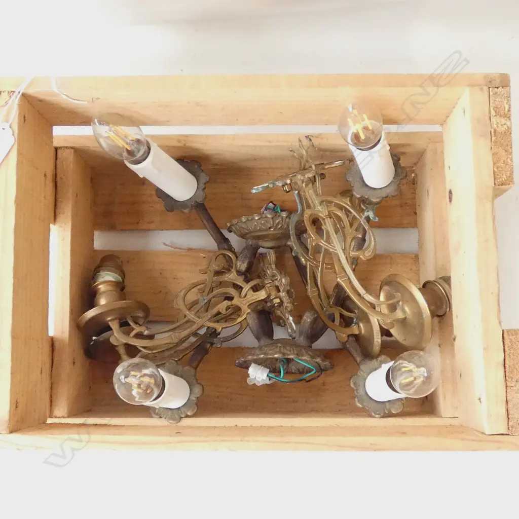 LIGHT FITTINGS IN WOODEN CRATE Image 1++