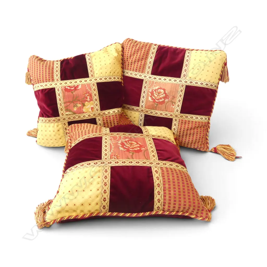 3 ITALIAN CUSHIONS w. one tassel missing 460x460mm Image 1++