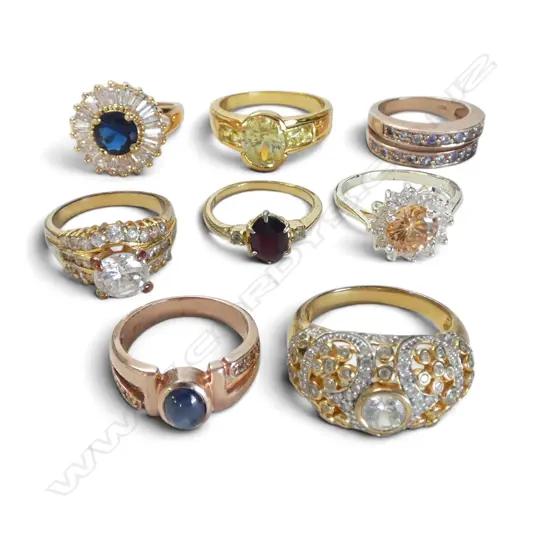8 GOLD TONE COSTUME RINGS (4 SILVER GILT)