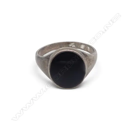 VINTAGE SILVER GILT & ONYX PANELLED SIGNET RING