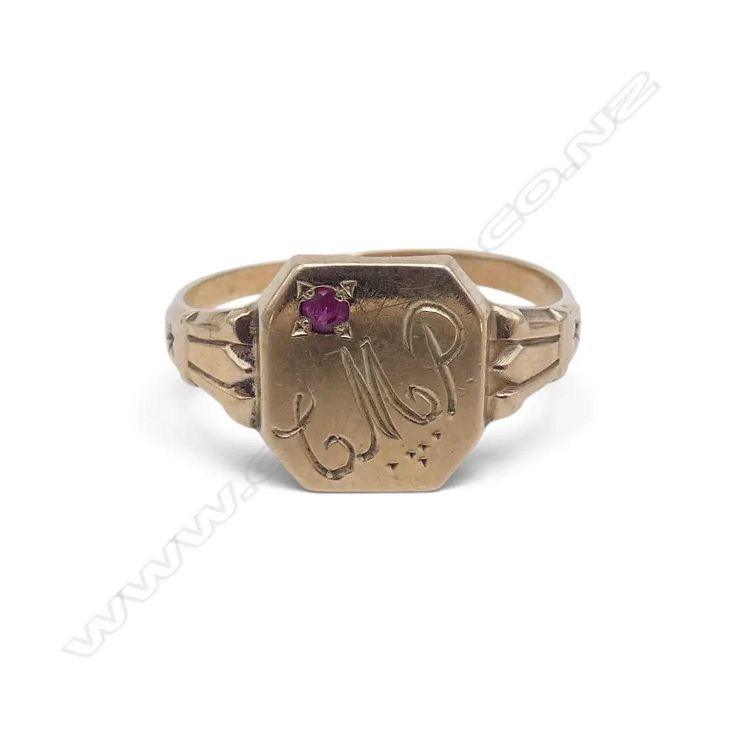 9ct GOLD SIGNET RING with small red stone 2gms Image 1++