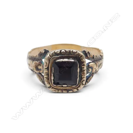 ANTIQUE GOLD & RED STONE RING some wear 2gms FAULT