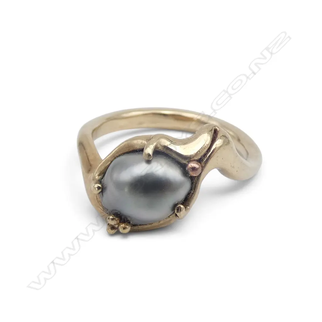 9ct & BLACK PEARL RING 3.95gms Image 1++