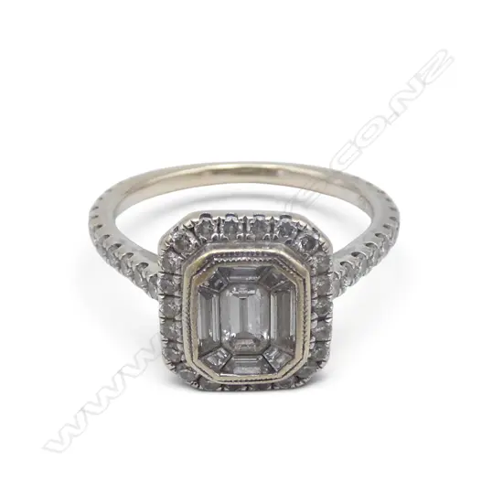 18ct W/GOLD  DIAMOND TRADITIONAL STYLE CLUSTER RING 3.8gms