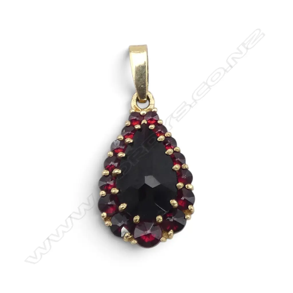 15ct gold and multi garnet pendant 2gms Image 1++