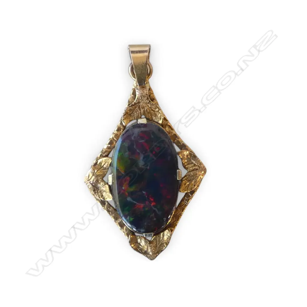 9CT OPAL DOUBLET PENDANT with good colour. TW 2.76gms Image 1++