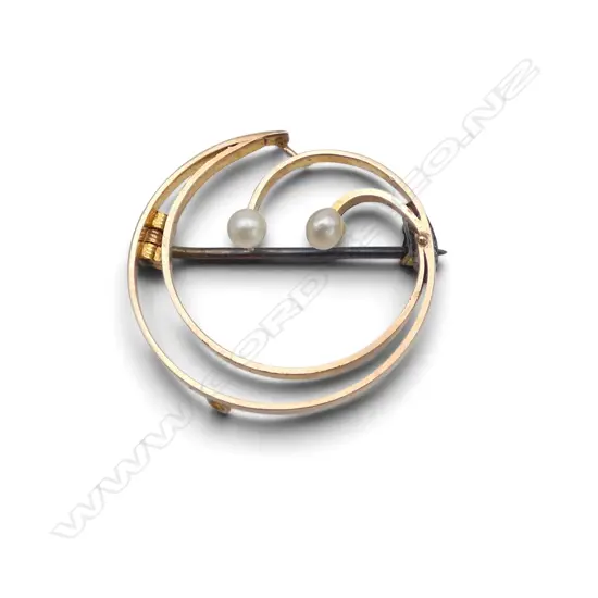 EARLY 20thC 15ct GOLD CIRCLE SCROLL BROOCH w 2 pearls 2.1gms