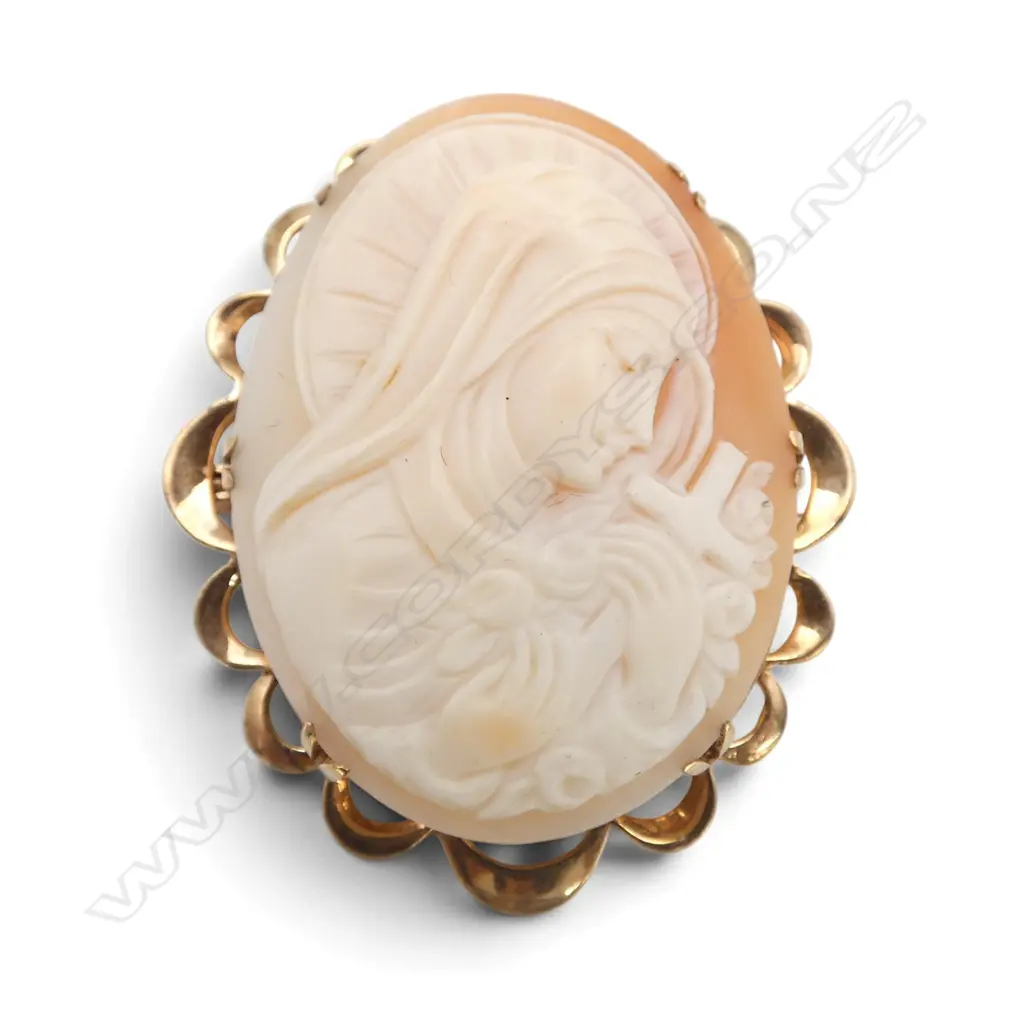 9ct GOLD FRAMED CAMEO MARY with cross 11gms  Image 1++