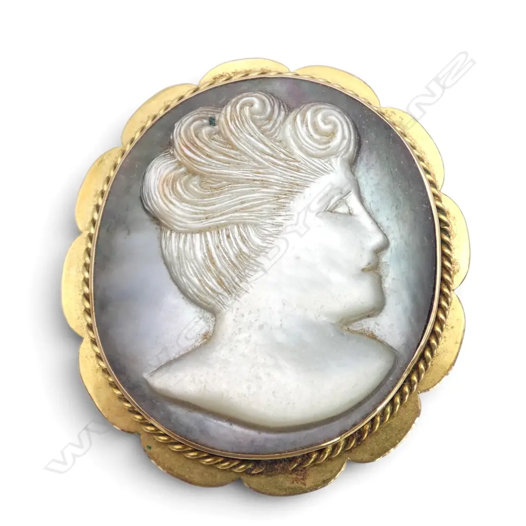 EARLY 20thC 9ct GOLD FRAMED & mother of pearl CAMEO CARVED BROOCH. H.52mm. 26.5gms Image 1++