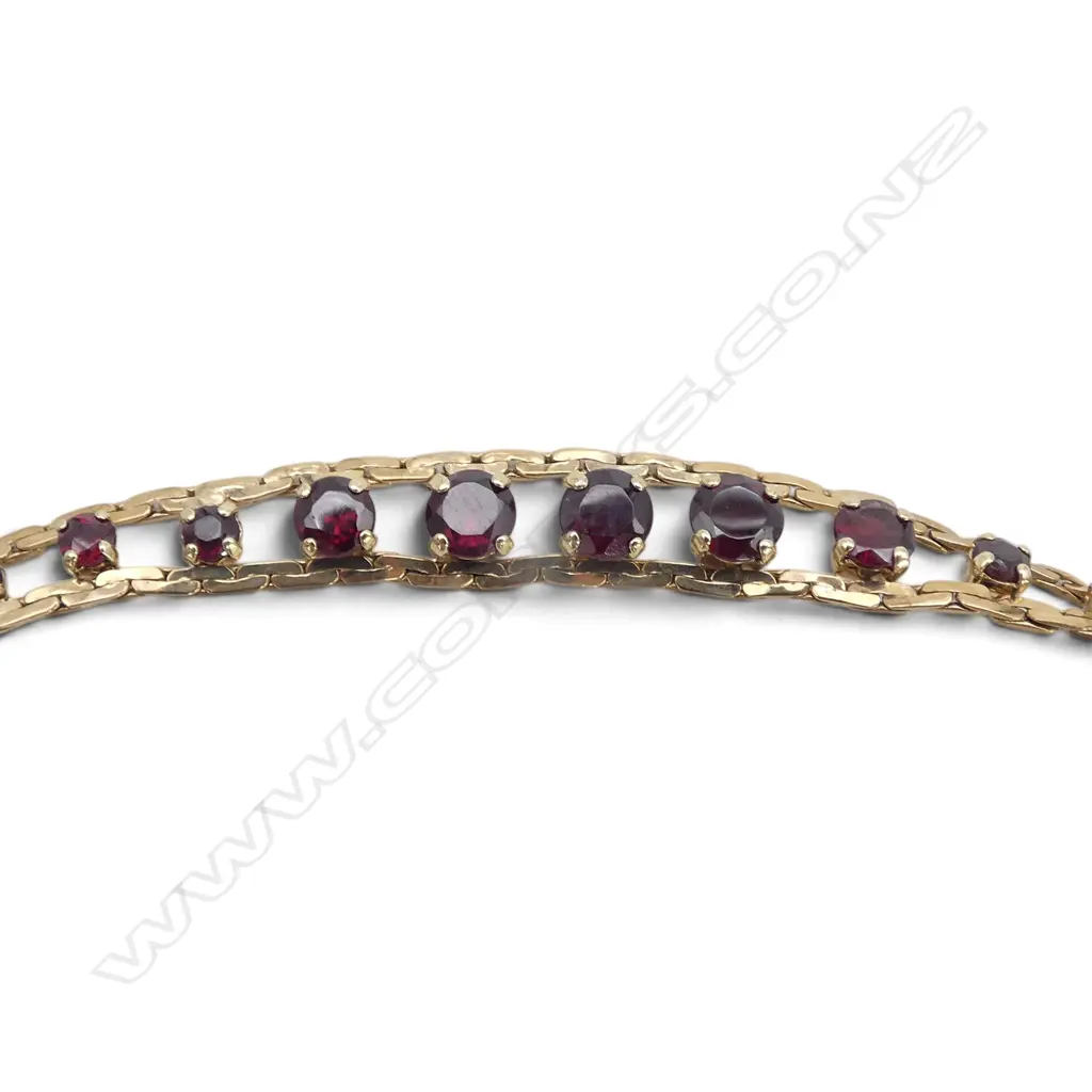 9ct gold and 13 graduating garnet bracelet. 9.8gms Image 1++
