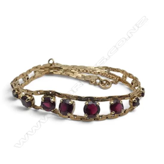 9ct gold and 13 graduating garnet bracelet. 9.8gms