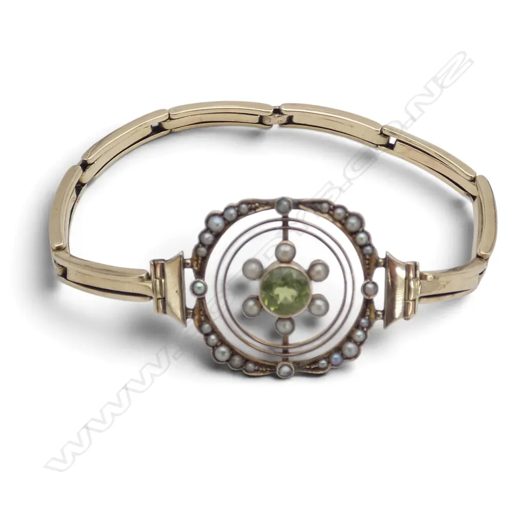 Vintage gold expanding bracelet w peridot & seed pearls set to the centre. 8.28gms Image 1++