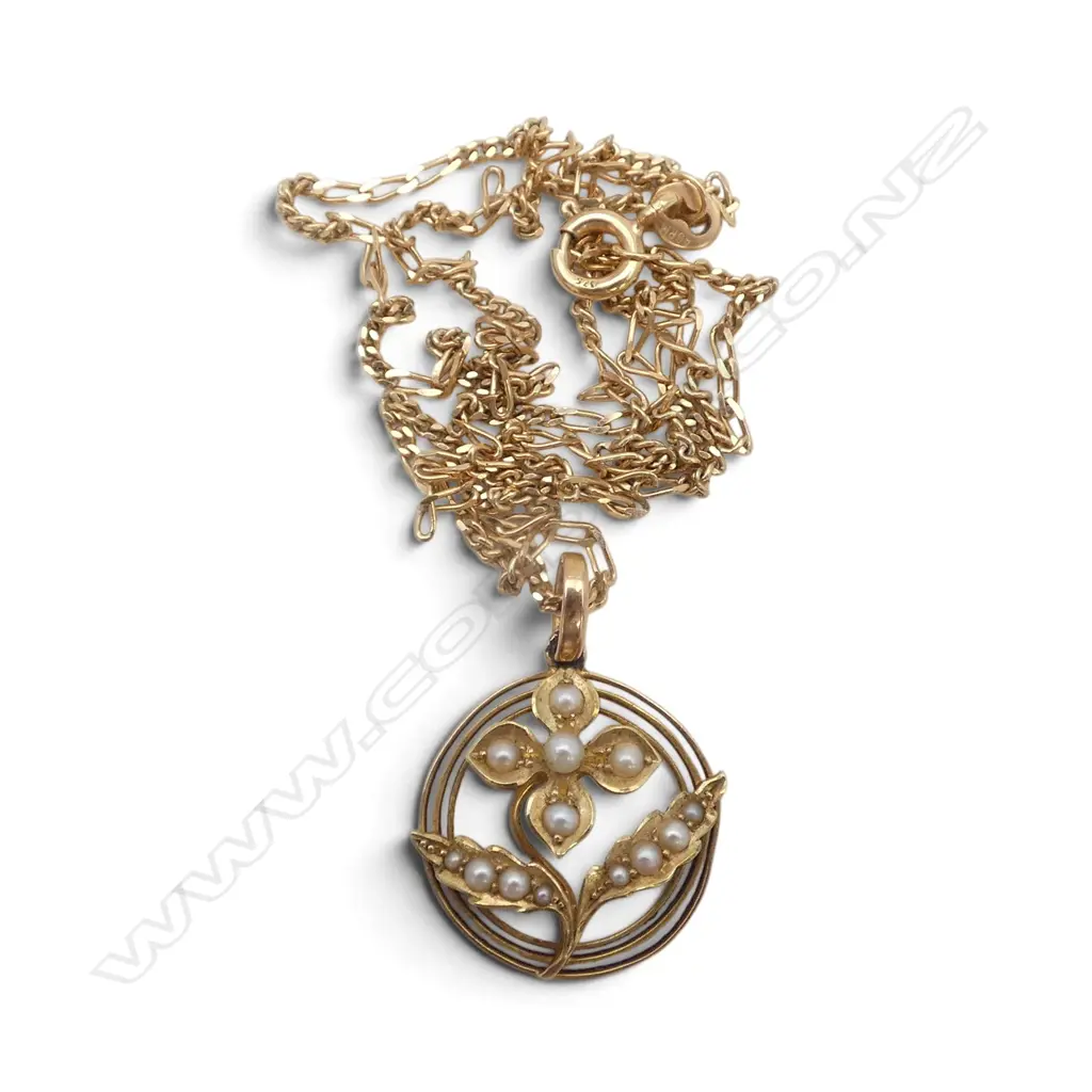 EDWARDIAN 15ct GOLD & SEED PEARL PENDANT (2.2gms) on 9ct GOLD CHAIN. Total 4.3gms Image 1++