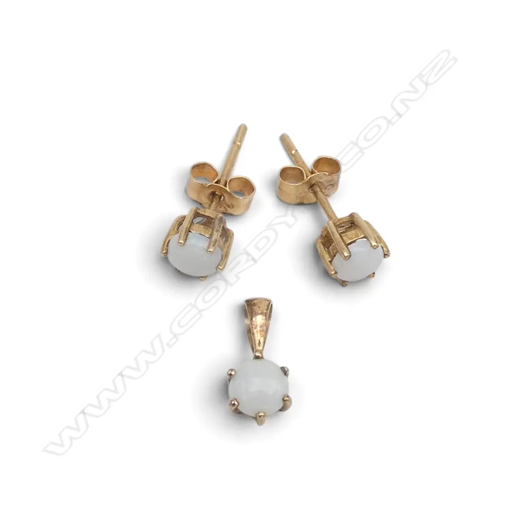 PR 9ct GOLD & OPAL SMALL STUD EARRINGS + MATCHING PENDANT. 0.8gms Image 1++