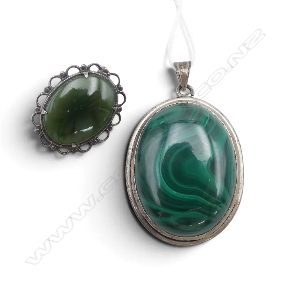 2 SILVER ITEMS: POUNAMU BROOCH + MALACHITE LGE PENDANT Image 1++