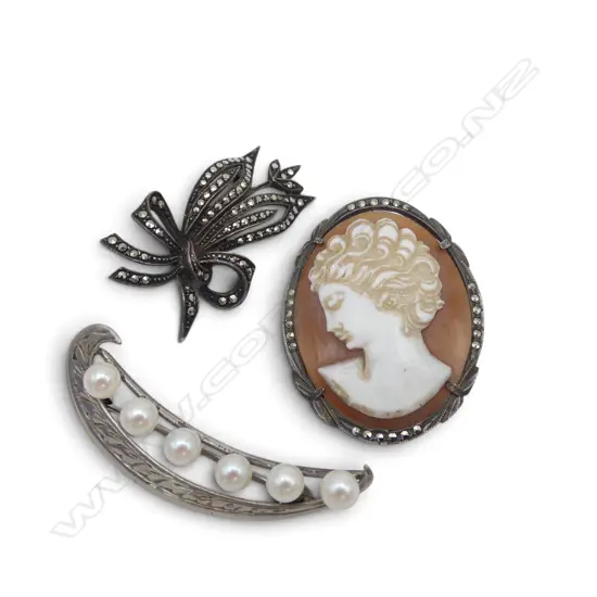 800 SILVER FRAMED CAMEO BROOCH SILVER & MARQUISITE BROOCH & S/SILVER CULTURED PEARL BROOCH TOTAL WEIGHT 19GMS