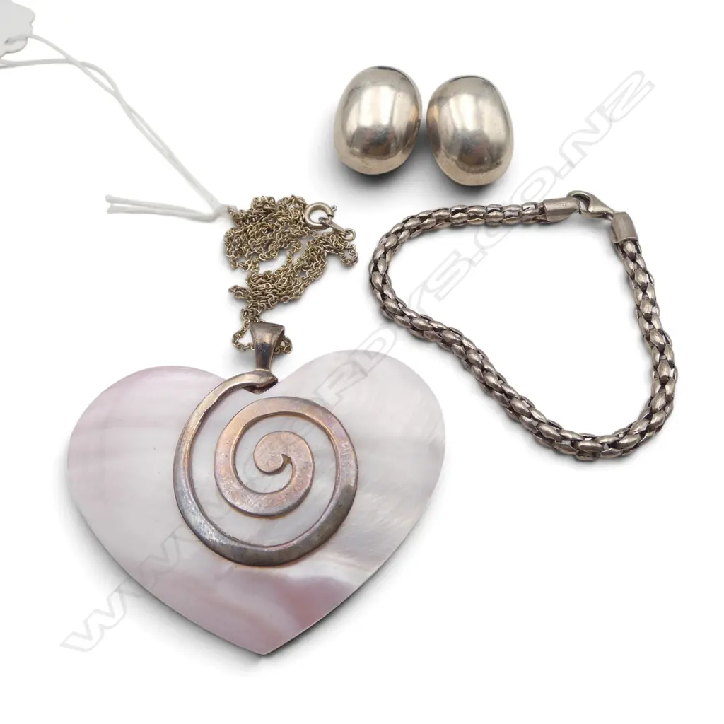 MOTHER OF PEARL & S/SILVER  HEART PENDANT S/SILVER BRACELET & PR S/SILVER EARINGS TOTAL WIEGHT 35GMS Image 1++