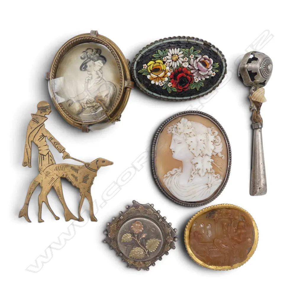 7 ANTIQUE JEWELLERY ITEMS: SILVER + GILT + CAMEO + FINE CARVED AGATE BROOCH. Some faults Image 1++