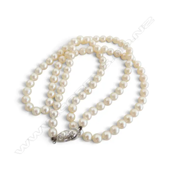 CULTURED PEARL NECKLACE, UNIFORM PEARLS (one pearl absent near top), L.570mm