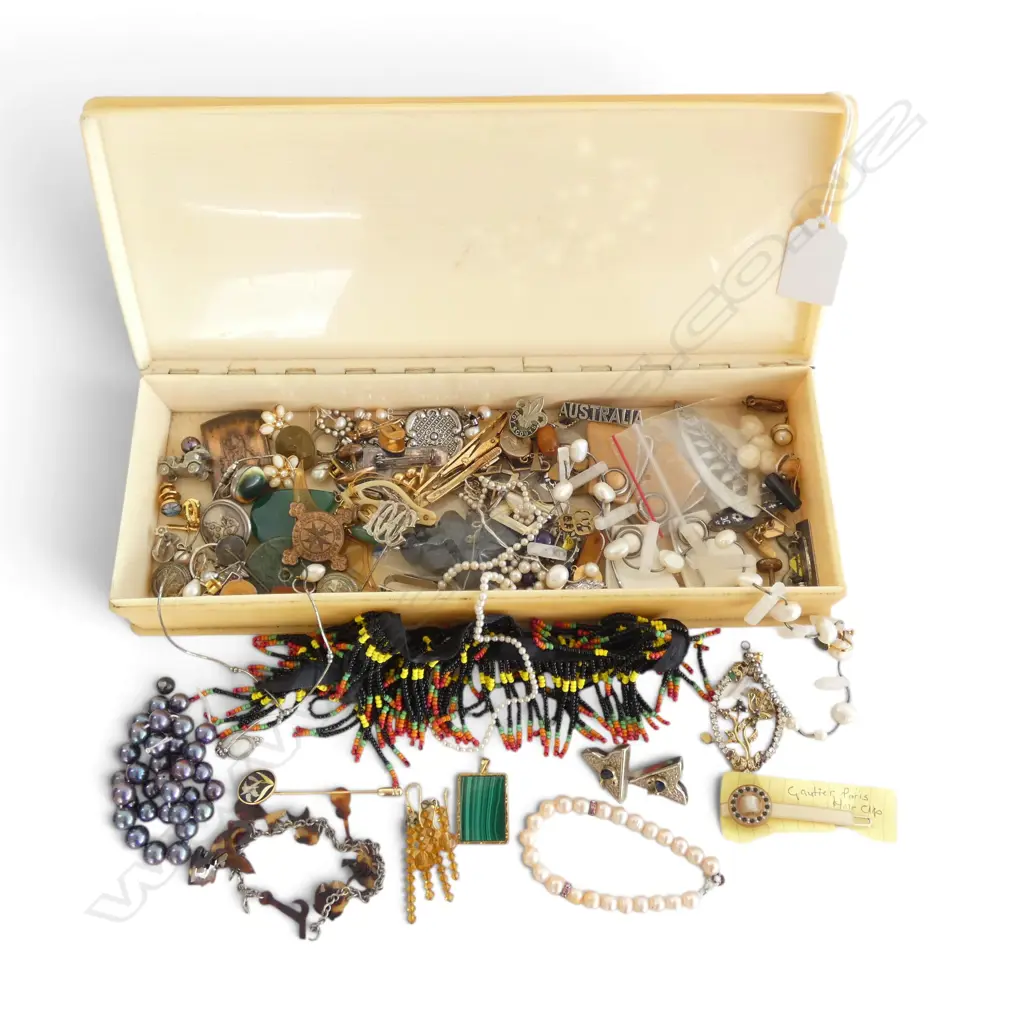 ASST. BROOCHES, PINS, etc Incl. G/P PENDANT w. SEMI-PRECIOUS STONES Image 1++
