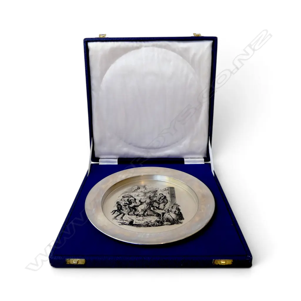 STG SILVER PLATE 'THE RIVAL EDITORS' FROM DICKENS PICKWICK PAPERS B'HAM 1977 31/400 255mm dia 439gms BOXED Image 1++