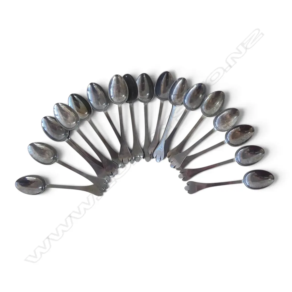 18 IRISH SILVER TEASPOONS DUBLIN MID 19thC TREFID TERMINALS L.105mm 245gms Image 1++