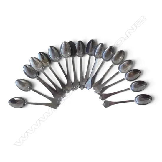 18 IRISH SILVER TEASPOONS DUBLIN MID 19thC TREFID TERMINALS L.105mm 245gms