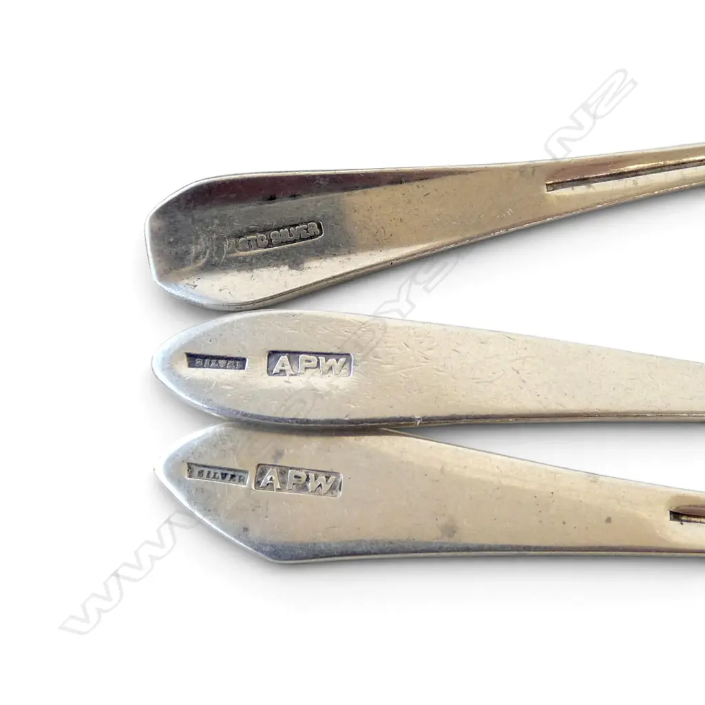 4PCS VINTAGE NZ STG SILVER - 2 PUSHERS, BUTTER KNIFE & TEASPOON, 3 BY APW, 66gms Image 1++