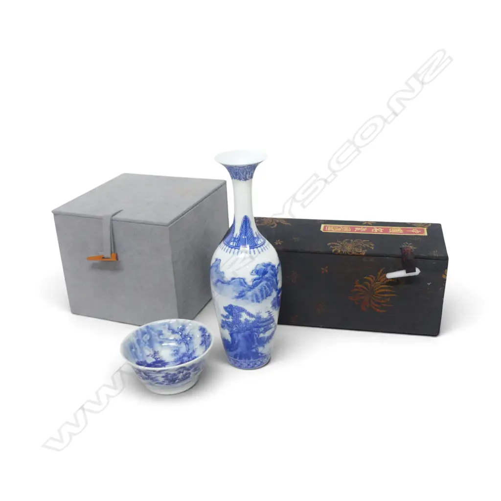 BOXED CHINESE PORCELAIN VASE & BOXED CUP H.200mm Image 1++