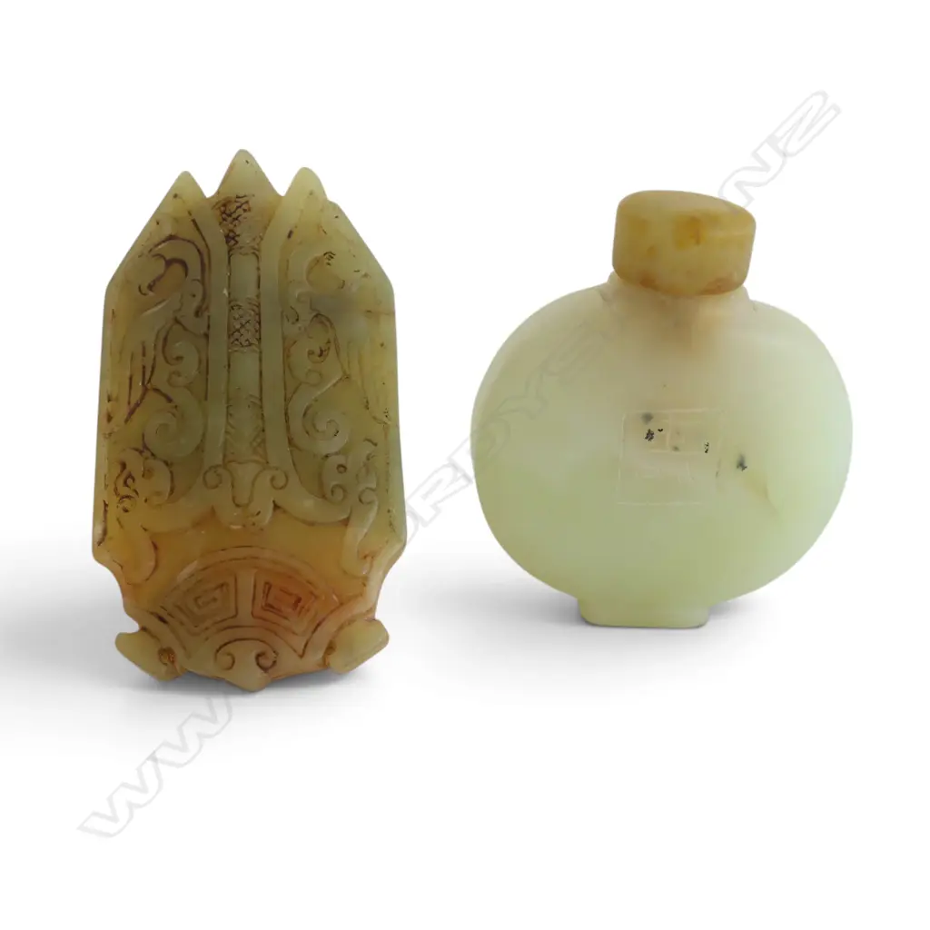 CARVED JADE 'CICADA' PENDANT + SNUFF BOTTLE H.75mm Image 1++