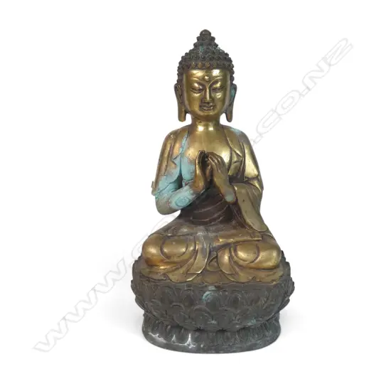 SINO-TIBETAN STYLE GILDED MEDITATIVE BUDDHA SEATED ON A CARVED LOTUS PEDESTAL, VERDIGRIS,140 X 300MM