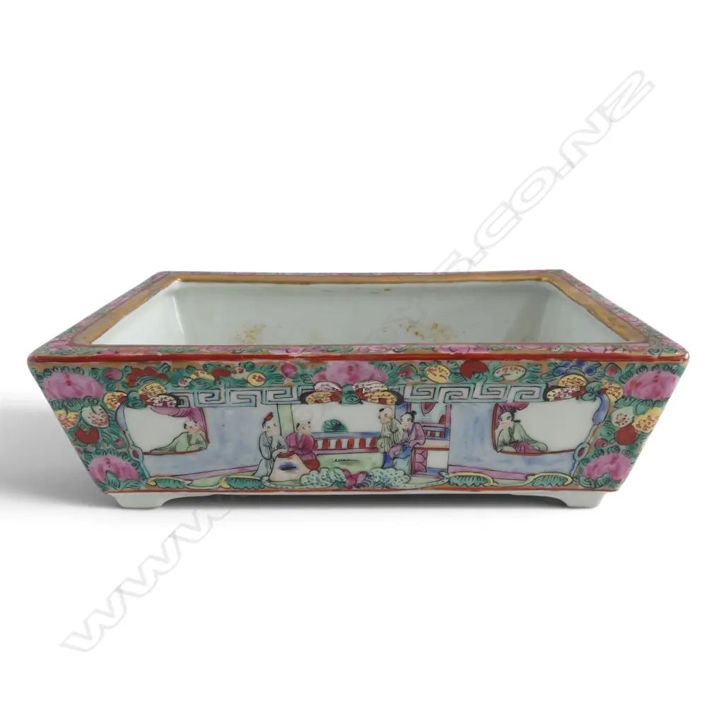 CHINESE FAMILLE ROSE SQUARE DISH, 240x140x80mm, stamp to base Image 1++